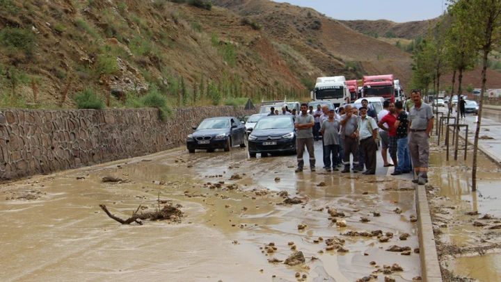 Sel, Kastamonu-Çankırı yolunu kapadı