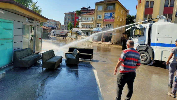 Selin izleri TOMA ile temizlendi