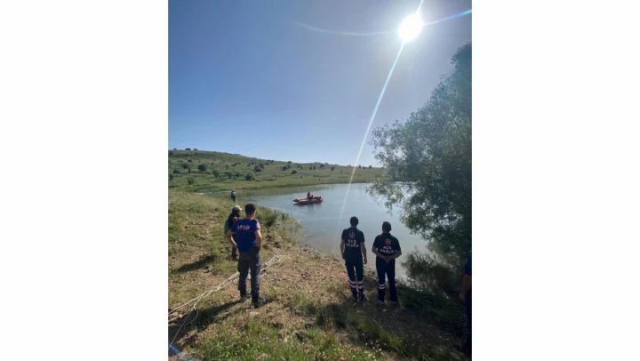 Serinlemek için girdiği gölette hayatını kaybetti