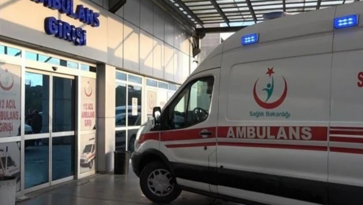 Seyir halindeki motosikletin lastiği patladı: 2 yaralı