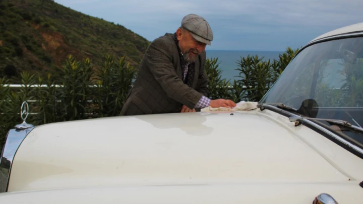 Sinop'ta 1957 model otomobiline gözü gibi bakıyor