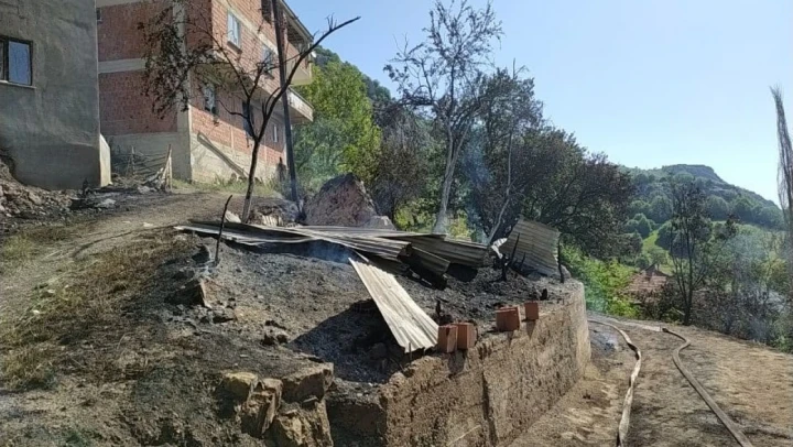 2 Ev, 2 Ambar ve 1 Çatı Alevlere Teslim Oldu