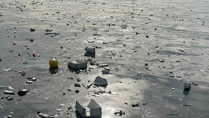 Sinop'ta Fırtınada Deniz Kenarı Çöplerle Doldu