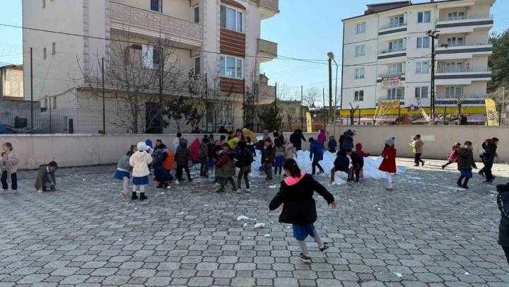 Sinop'ta Kar Çocukların Ayağına Getirildi