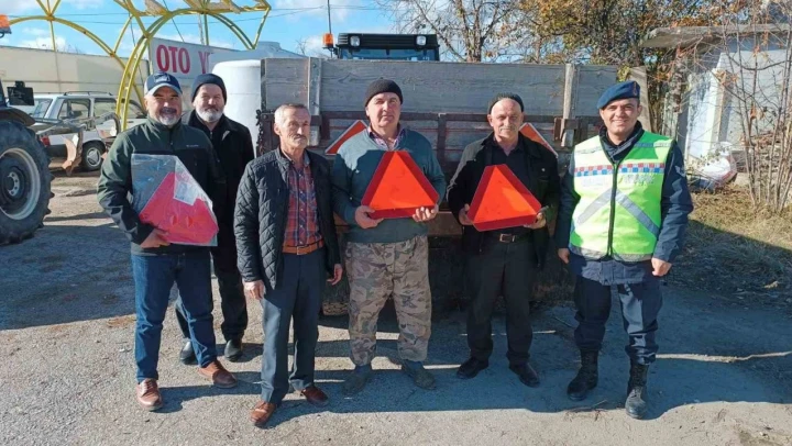 Sinop'ta Traktör Sürücülerine Reflektör