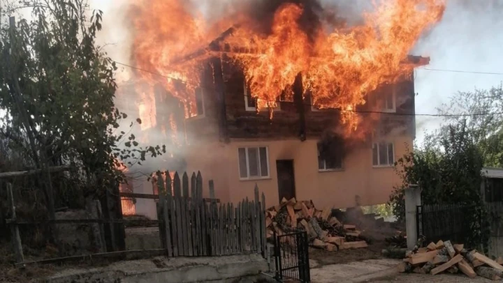Sinop'taki yangın iki katlı evi küle çevirdi