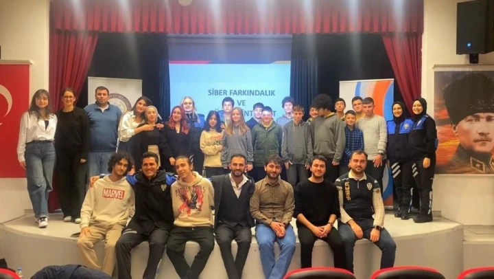 Sosyal Medya Bağımlılığı Tiyatro İle Anlatıldı