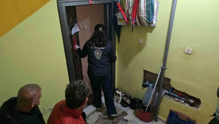 Tahliye Kararına Direndi, Ekipler Tarafından Evden Çıkartıldı