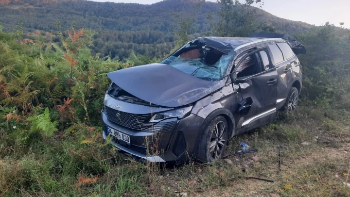 Takla atan otomobildeki 3 kişi yaralandı
