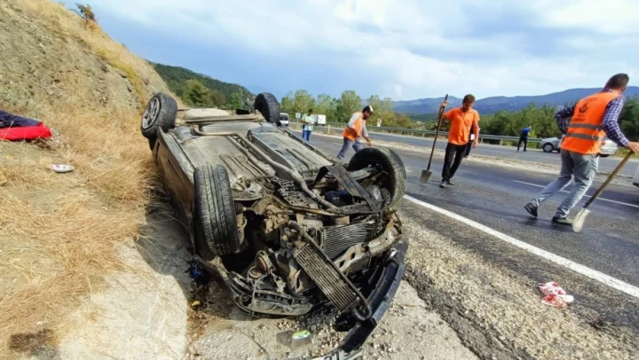 Takla atan otomobildeki 3 kişi yaralandı