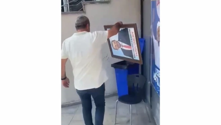 Tanju Özcan'ın fotoğrafı çöpe atıldı!