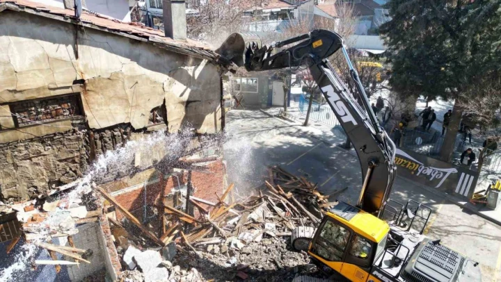 Tarihi Meydan'da Yıkım Çalışmaları Sürüyor