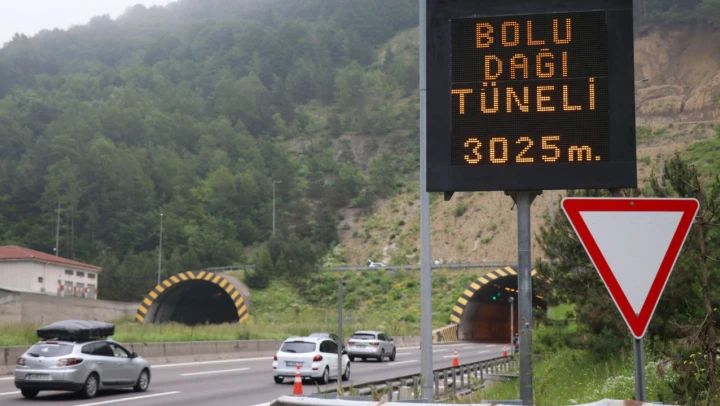Tatilde Bolu Dağı Tüneli'nden 1 milyon 21 bin 945 araç geçiş yaptı