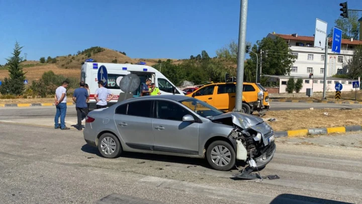 Ticari taksi ile otomobil çarpıştı, yaralılar var!