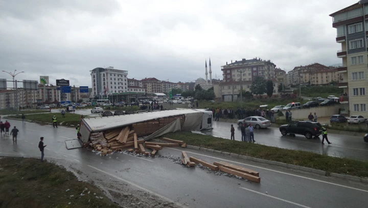 TIR devrildi, faciadan dönüldü