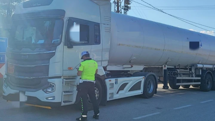 Trafik ekipleri tanker sürücülerini bilgilendirdi