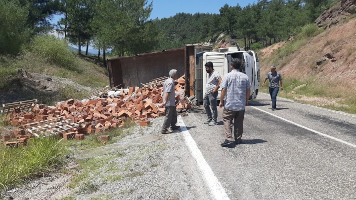 Tuğla yüklü kamyon devrildi: 1 yaralı