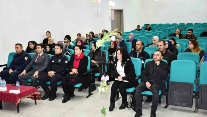 Türkeli'de 'En İyi Narkotik Polisi Anne' Semineri