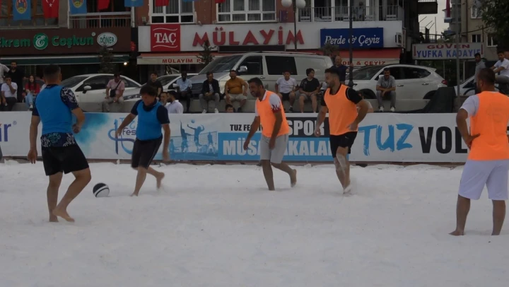 Tuz dolu sahada futbol oynadılar