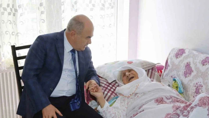 Vali Dağlı'nın 100 Yaşındaki Kezban Teyzeyle Sohbeti Yürekleri Isıttı
