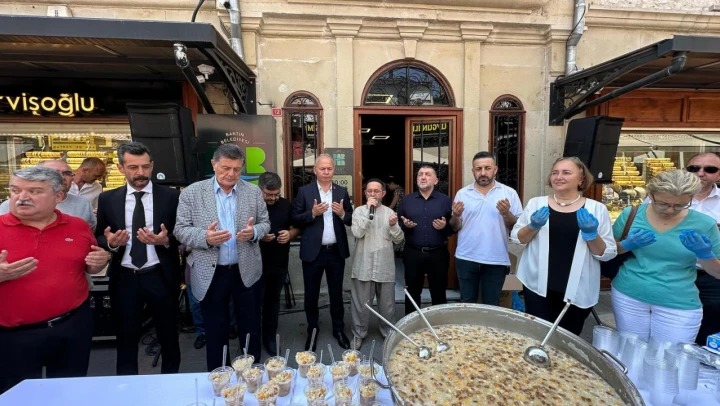 Vatandaşlara Aşure İkram Edildi