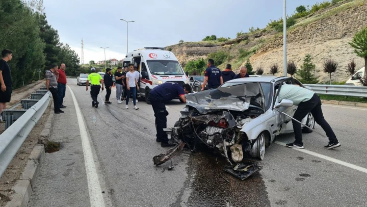 Virajı alamayan otomobil bariyerlere çarptı: 3 yaralı