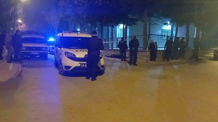 Yabancı Uyruklu Genç Kaldırımda Ölü Bulundu