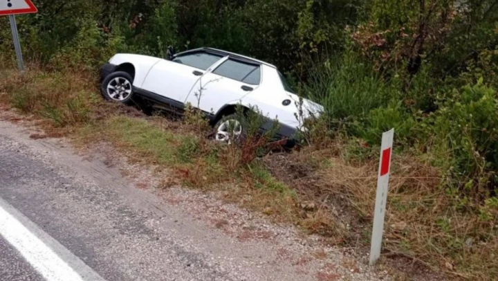 Yağışlı hava kazaya neden oldu: otomobil şarampole devrildi!