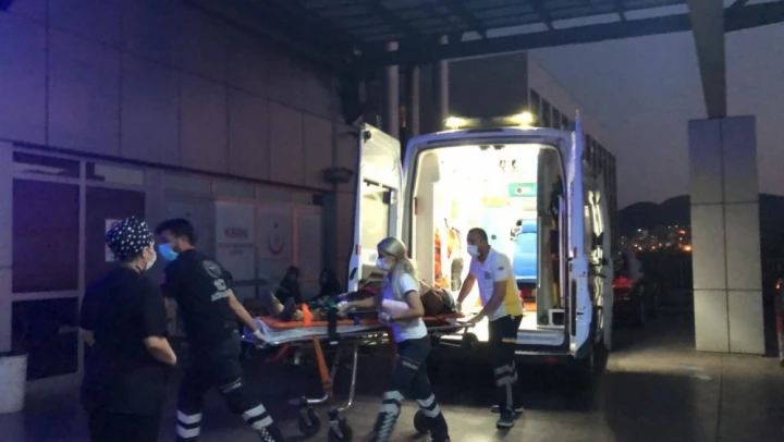Yayalara yol veren sürücüye motosiklet çarptı: 1 yaralı