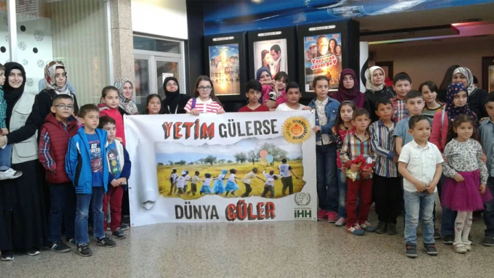 Yetim Gülerse Dünya Güler