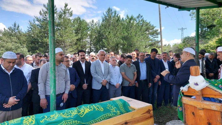 Yıldırım düşmüş vefat etmişlerdi, toprağa verildiler