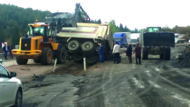 Yol yapımında kamyon devrildi