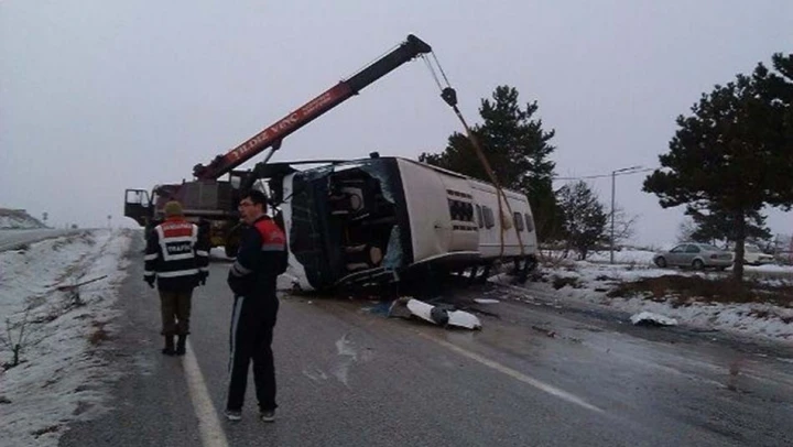 Yolcu otobüsü devrildi: 18 yaralı