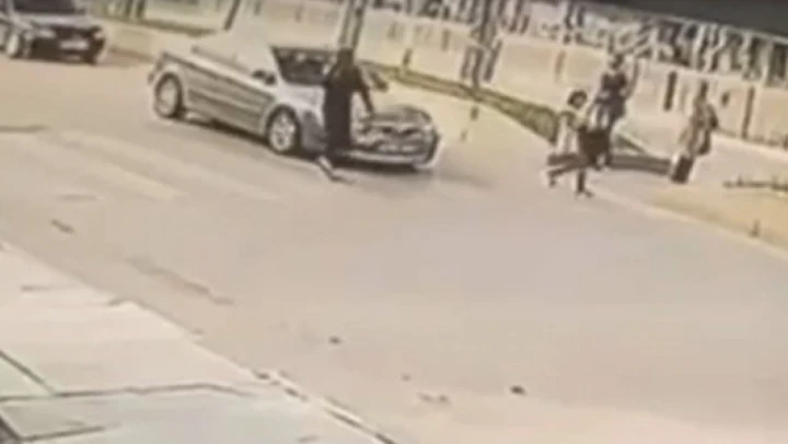 Otomobilin Altında Kalmaktan Kıl Payı Kurtuldu