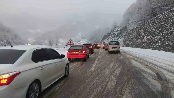 Zonguldak'ta Kar Yağışı Etkili Oldu: Karayolunda Uzun Araç Kuyrukları Oluştu