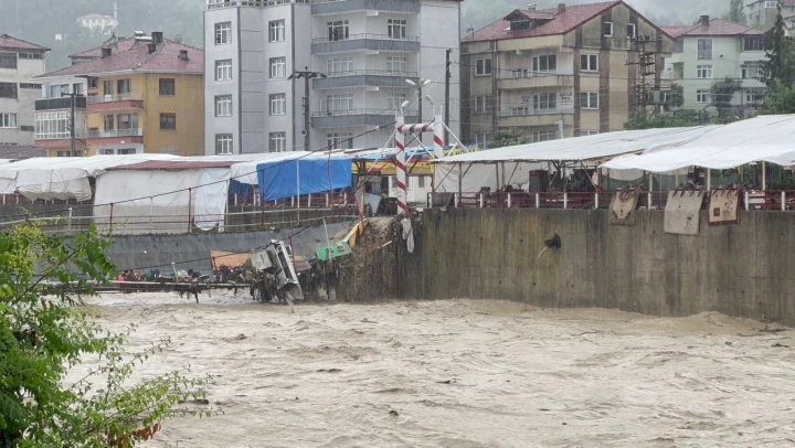 Zonguldak'ta sel asma köprüyü yıktı