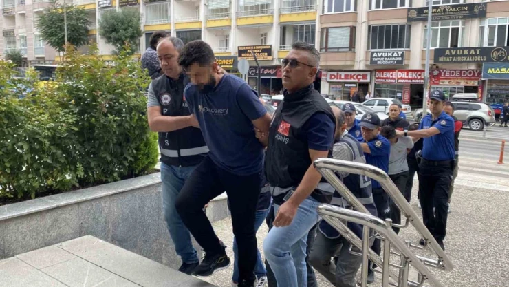 'Başınız Belada' Diyerek Vatandaşları Ağlarına Düşürdüler