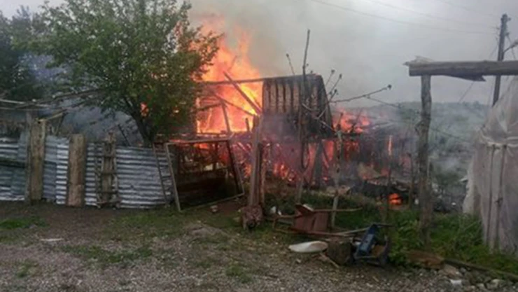 2 katlı ahşap ev alevlere teslim oldu