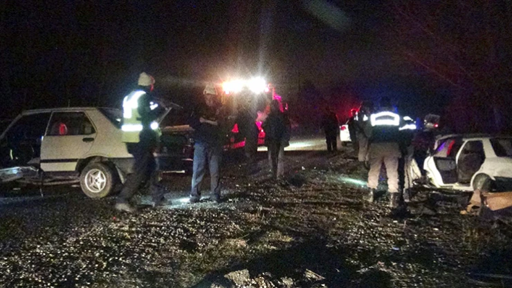 2 otomobil kafa kafaya çarpıştı: 1'i ağır 2 yaralı