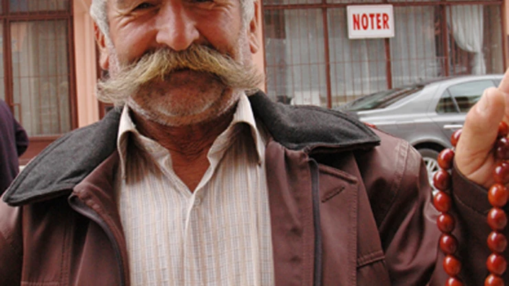 50 yıldır bıyıklarını kesmedi