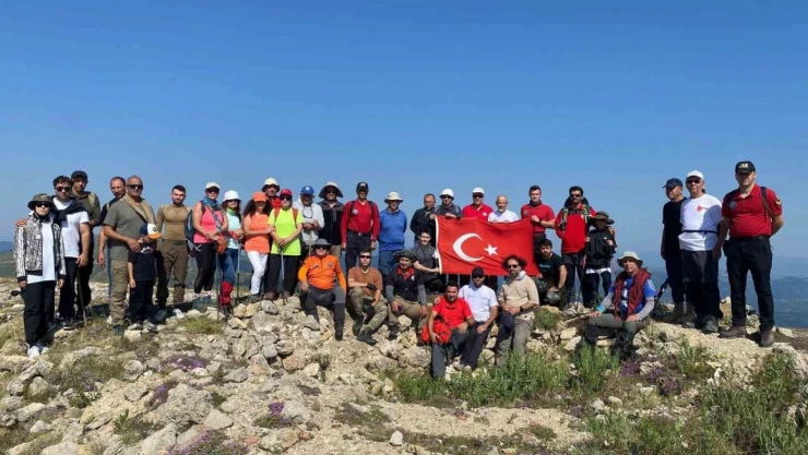 15 Temmuz Şehitleri İçin Türk Bayrağı Açtılar