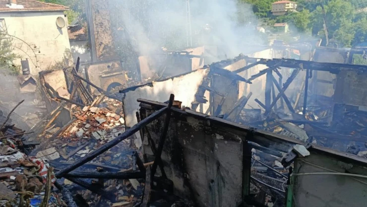 2 Farklı Yangında 3 Ev Yandı