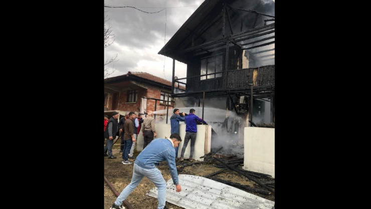 2 Katlı Ahşap Ev Alev Alev Yandı