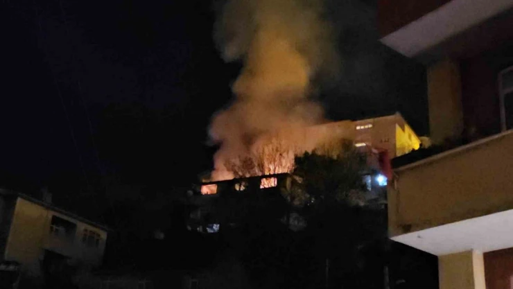Çıkan Yangın, 3 Katlı Binaya Sıçradı: 1 Ölü