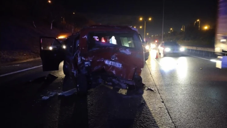 2 Minibüs Çarpıştı: 9 Yaralı