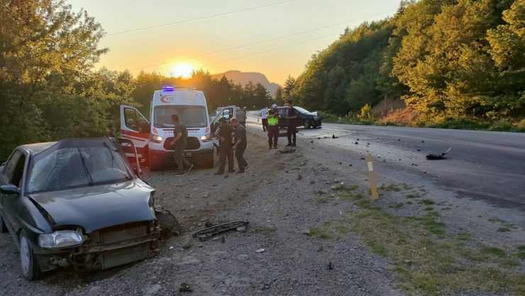 2 Otomobil Kafa Kafaya Çarpıştı: 4 Yaralı