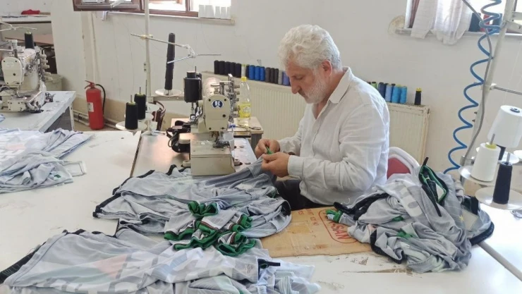 20 Bin Nüfuslu İlçeden Türkiye'ye Forma Üretiyorlar