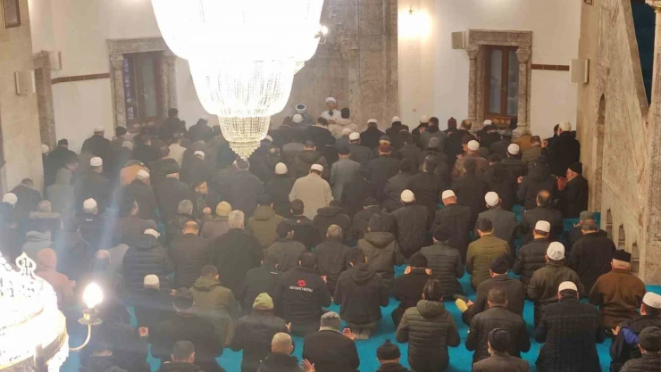 Yılın İlk Sabahında Aileler Camilere Akın Etti