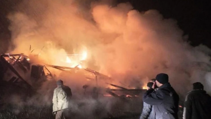 3 Katlı Ahşap Ev Küle Döndü