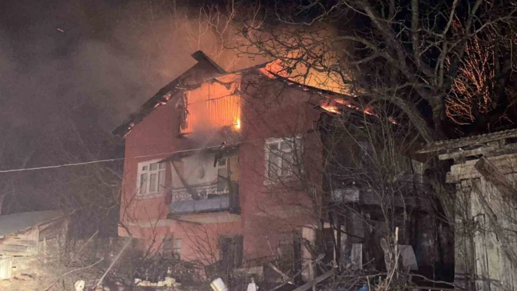 3 Katlı Boş Bina Alev Alev Yandı